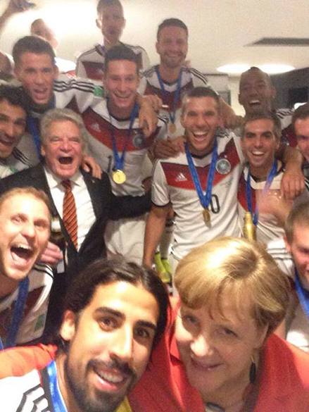 O meia Sami Khedira posta selfie com Angela Merkel nos vestiários do Maracanã