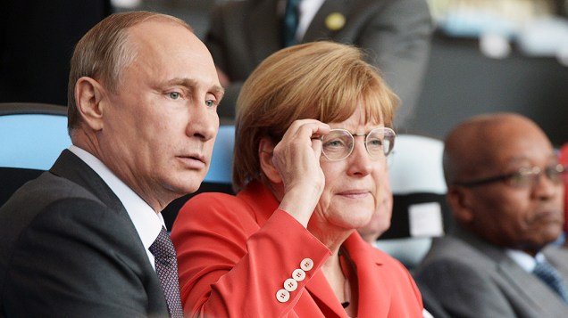 Angela Merkel e Vladimir Putin assistem à final da Copa do Mundo no Maracanã