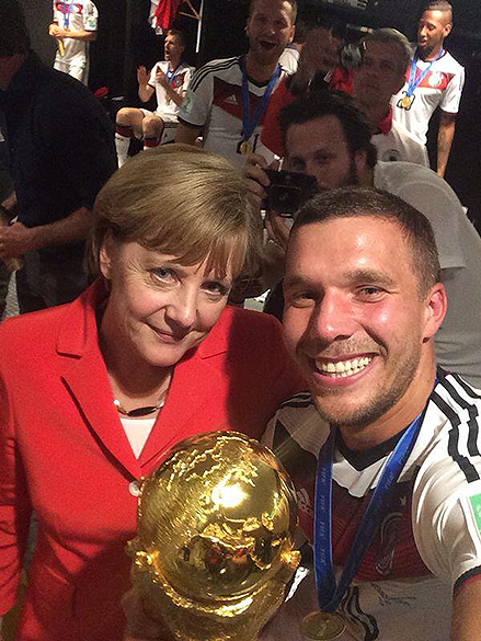 O meia Lukas Podolski posta selfie com Angela Merkel nos vestiários do Maracanã