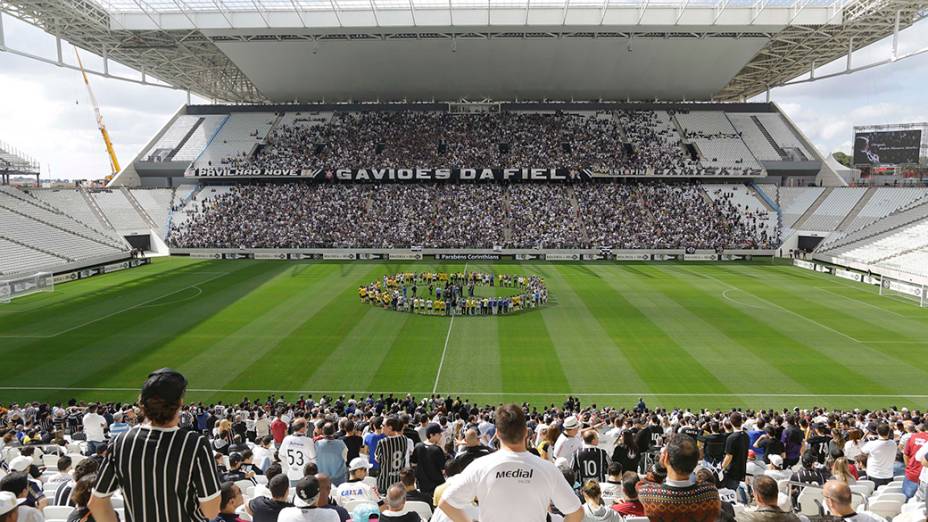 A Arena Corinthians recebeu neste sábado veteranos para segundo jogo de teste do campo