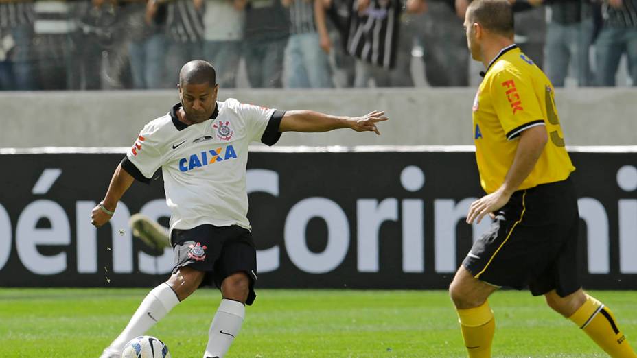 O jogador Marcelinho Carioca disputa lance durante partida na Arena Corinthians