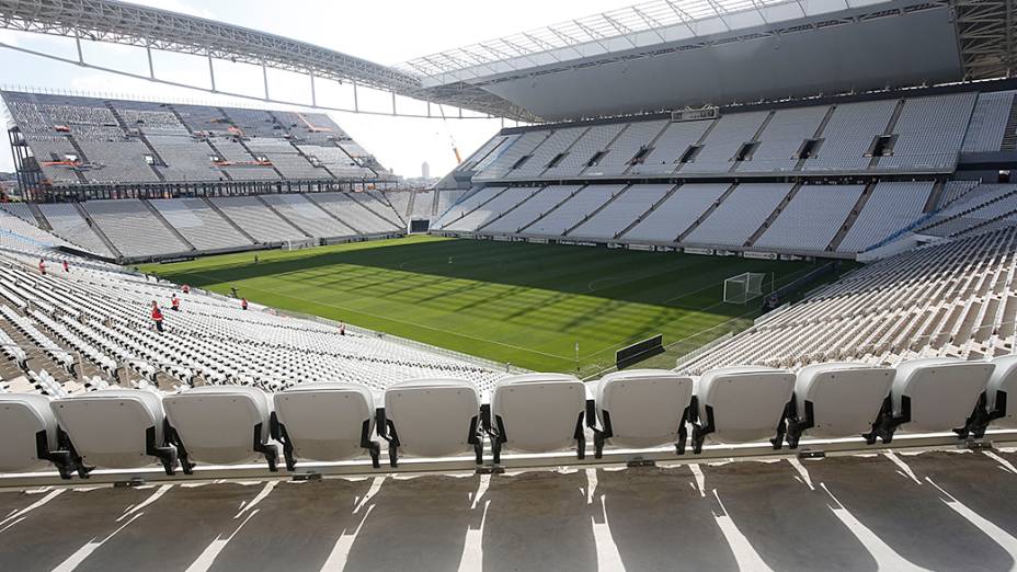 Funcionários fazem os últimos ajustes no Itaquerão a um mês da Copa