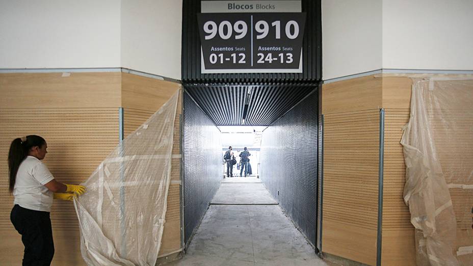 Funcionários fazem os últimos ajustes no Itaquerão a um mês da Copa
