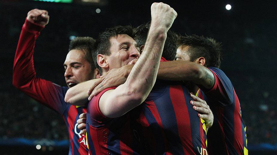 Messi comemora com os companheiros o primeiro gol do Barcelona na vitória por 2 a 1 sobre o Manchester City, na partida válida pelas oitavas de final da Liga dos Campeões