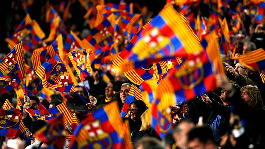 Torcida do Barcelona comemora a vitória por 2 a 1 sobre o Manchester City, na partida válida pelas oitavas de final da Liga dos Campeões
