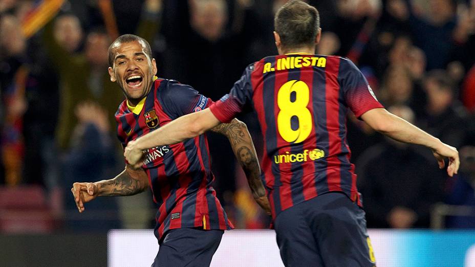 Daniel Alves marcou o segundo gol na vitória por 2 a 1 do Barcelona sobre o Manchester City, na partida válida pelas oitavas de final da Liga dos Campeões