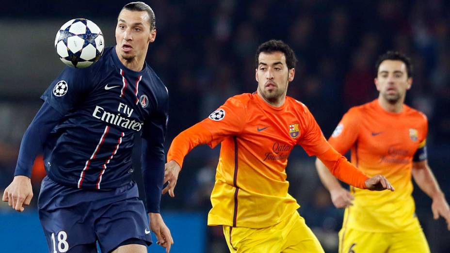 Ibrahimovic, do PSG, disputa a bola com Sérgio Busquets