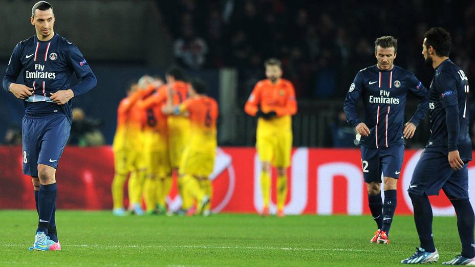 Jogadores do Barcelona comemoram o gol de Messi, o primeiro no empate com o PSG