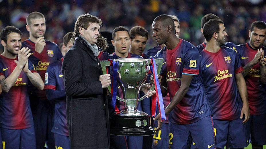 Tito Vilanova levanta a taça do campeonato espanhol 2012-2013 ao lado do francês Abidal