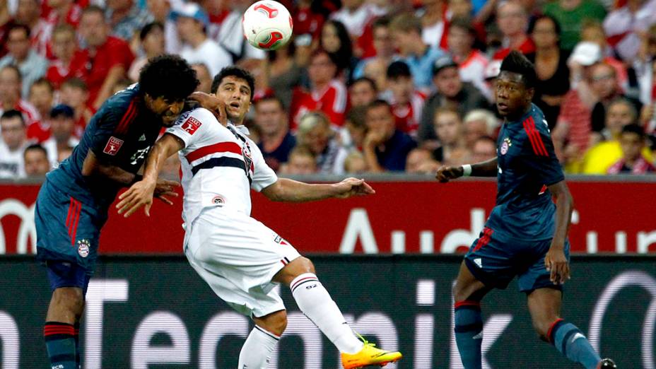 Jogador Dante, do Bayern, disputa a bola com Aloisio do São Paulo, pela Copa Audi em Munique