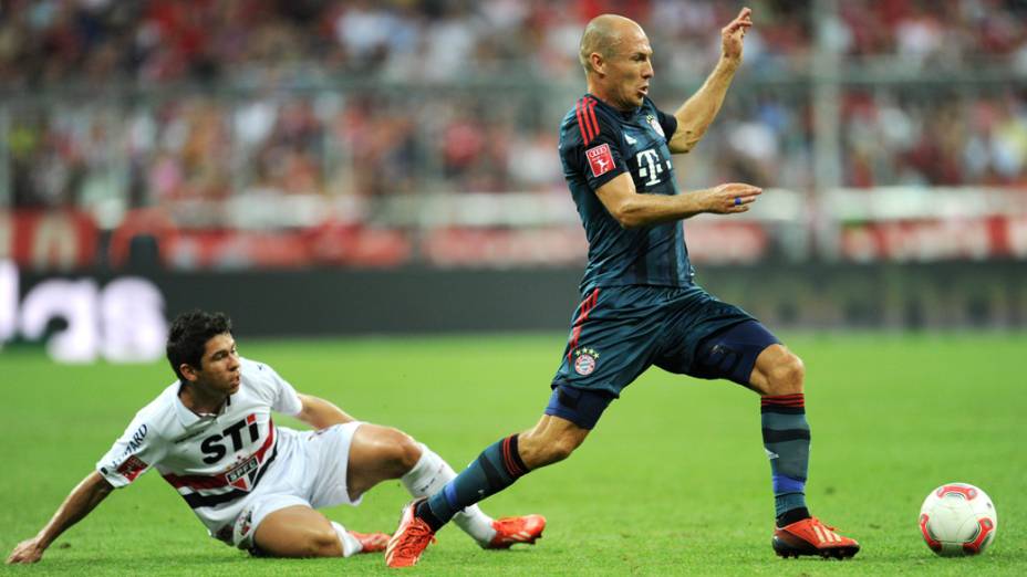 Robben disputa a bola com Osvaldo, em partida pela Copa Audi