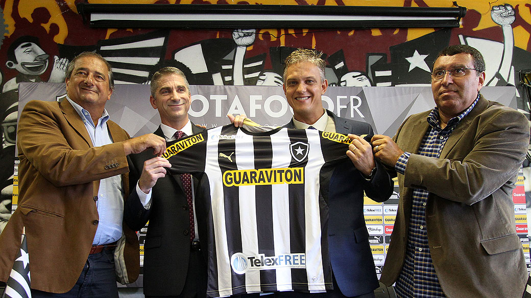 Botafogo exibe camisa com o logo da Telexfree durante anúncio de patrocínio no CT João Saldanha, no Rio de Janeiro