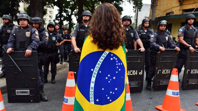 Manifestantes diante da da tropa de choque em uma rua perto do estádio do Maracanã do Rio de Janeiro, poucas horas antes da final da Copa das Confederações, entre Brasil e Espanha