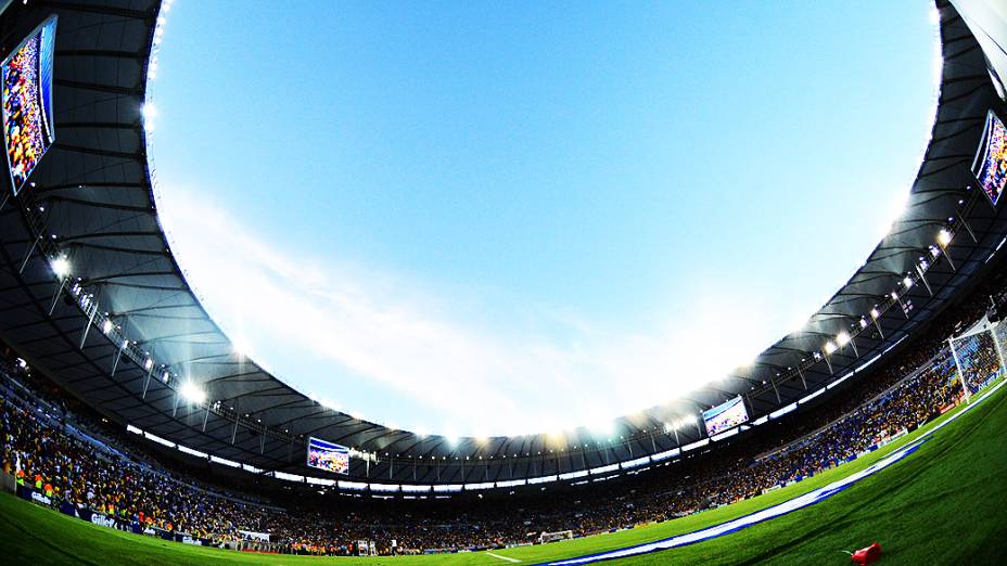 Torcida faz a festa na reinauguração do Maracanã em partida amistosa entre Brasil e Inglaterra