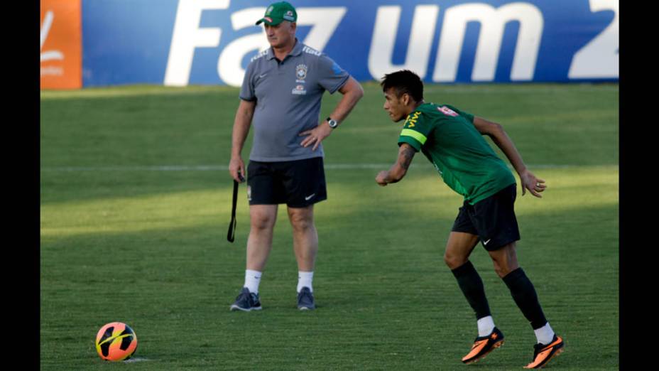 Neymar realiza treinamento de finalizações, antes do amistoso contra a França