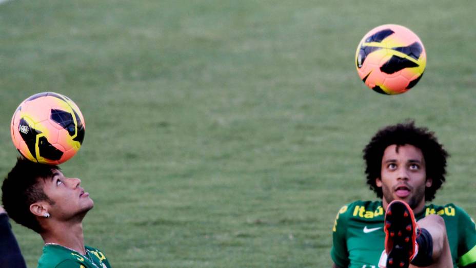 Neymar e Marcelo participam do treinamento da seleção brasileira em Goiânia, antes do amistoso contra a França