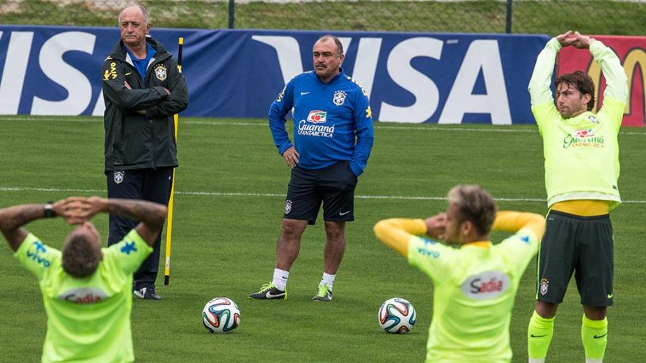 Luiz Felipe Scolari e Murtosa observam o treino da seleção brasileira na Granja Comary, em Teresópolis