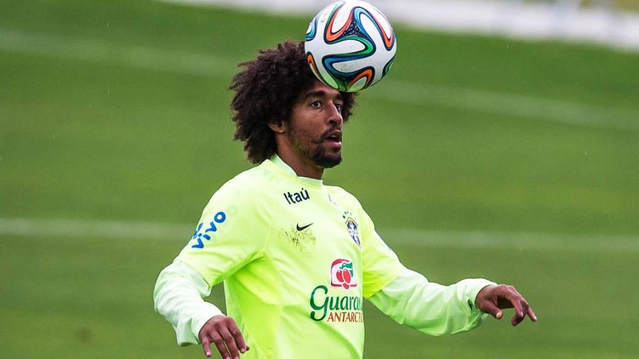 Dante durante treino da seleção brasileira na Granja Comary, em Teresópolis