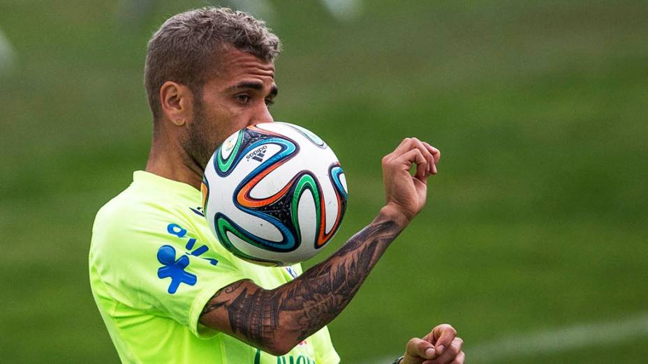 Daniel Alves durante treino da seleção brasileira na Granja Comary, em Teresópolis