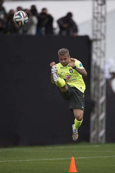 Daniel Alves durante treino da seleção brasileira na Granja Comary, em Teresópolis