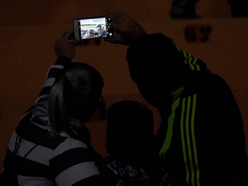 Torcedores do Palmeiras fazem uma selfie antes do jogo contra o Grêmio no Allianz Parque, em São Paulo