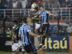 Jogadores disputam a bola no jogo entre Palmeiras e Grêmio, no Allianz Parque em São Paulo