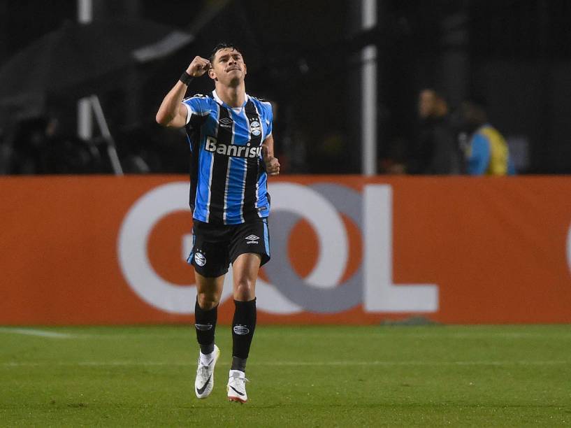 Giuliano, do Grêmio, comemora o segundo gol da equipe sobre o Palmeiras, em São Paulo