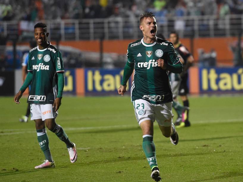 Roger Guedes, do Palmeiras, comemora o gol de empate contra o Grêmio, em São Paulo