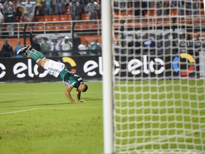 Vitor Hugo comemora o terceiro gol do Palmeiras contra o Grêmio, no Allianz Parque, em São Paulo