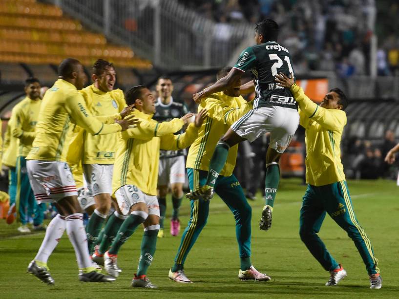 Thiago Santos comemora o quarto gol do Palmeiras contra o Grêmio, no Allianz Parque, em São Paulo