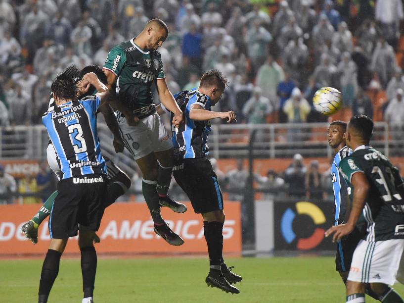 Vitor Hugo, do Palmeiras, cabeceia bola de escanteio e marca o gol da virada sobre o Grêmio, em São Paulo
