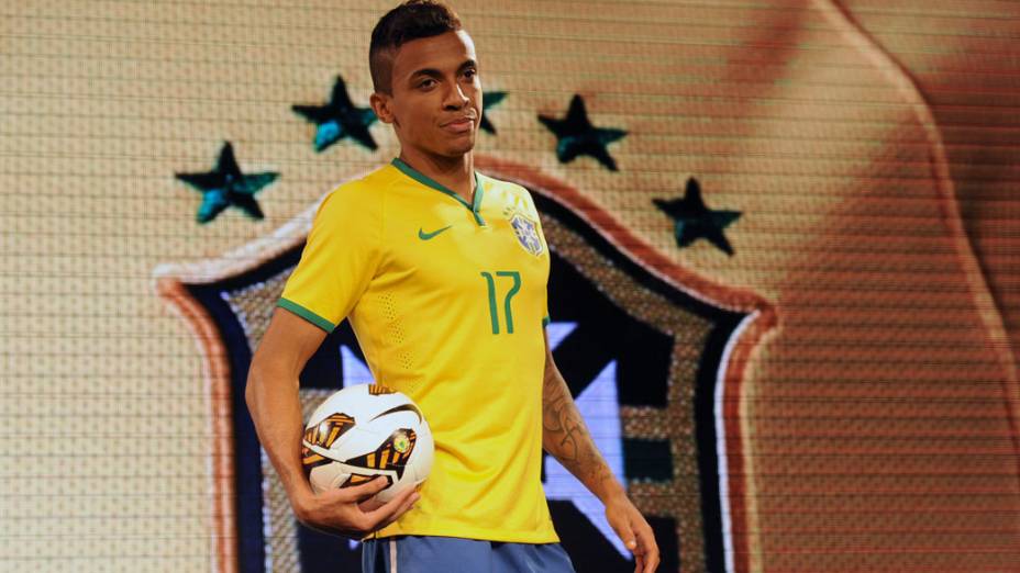 O jogador Luiz Gustavo, na apresentação do novo uniforme da seleção brasileira