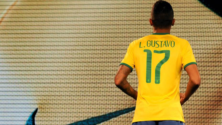 Jogador Luiz Gustavo durante apresentação da nova camisa da seleção brasileira, para a Copa de 2013