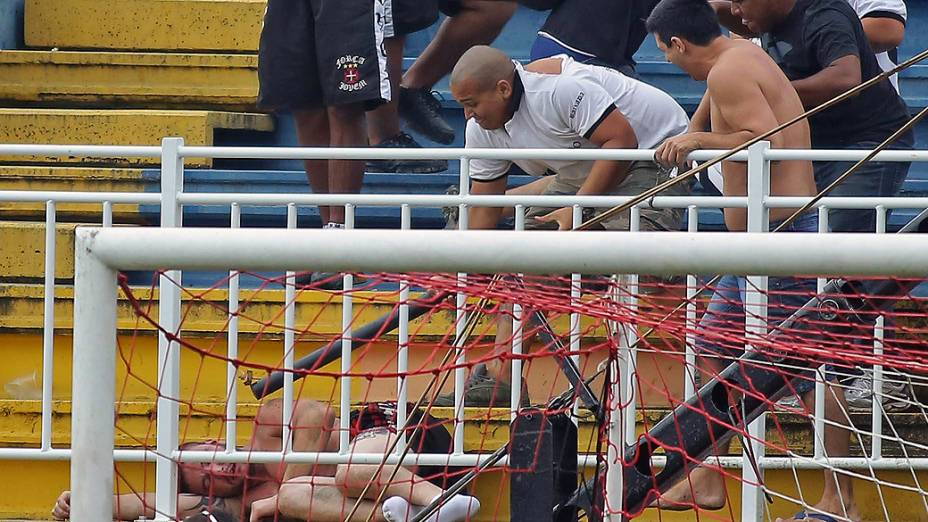 Torcedor do Atlético PR é espancando por vascaínos durante briga entre as torcidas em partida válida pela última rodada do Campeonato Brasileiro 2013 no Estádio Arena Joinville