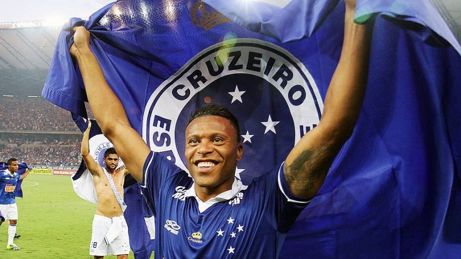 Julio Baptista do Cruzeiro após vitória contra o Grêmio, no Mineirão, que praticamente selou a conquista do Brasileirão
