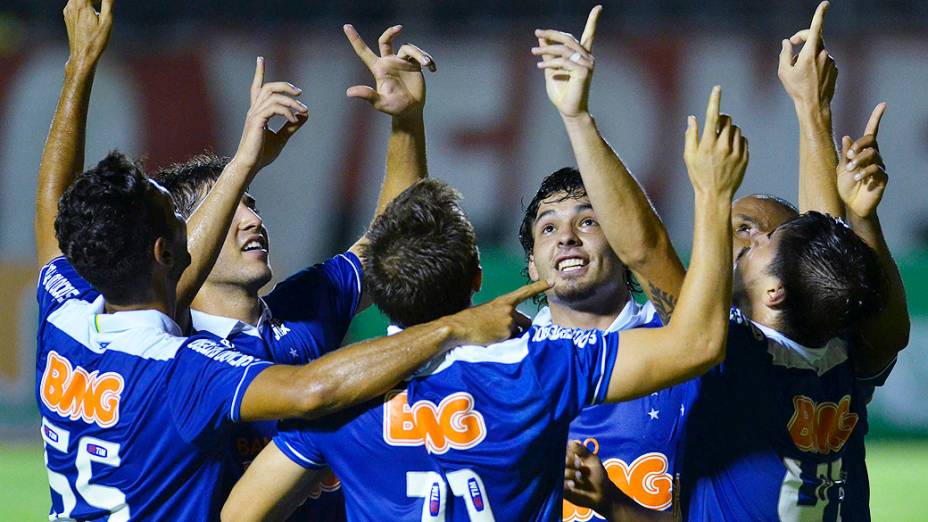 Jogadores do Cruzeiro comemoram gol de Willian na partida contra o Vitória, válida pelo Campeonato Brasileiro 2013