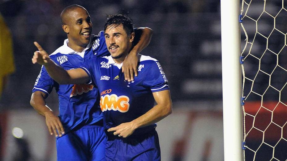 Júlio Baptista e Willian comemoram gol na partida contra o Vitória, válida pelo Campeonato Brasileiro 2013