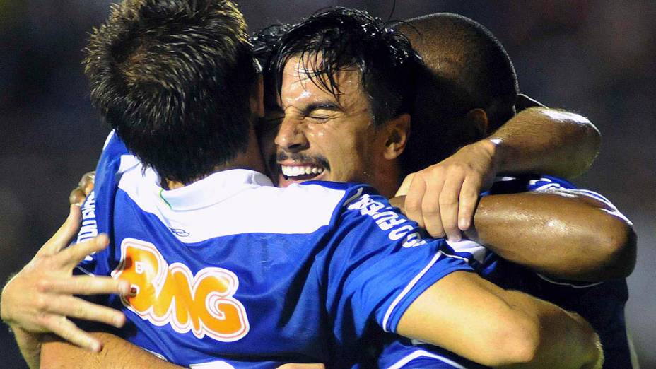 Jogadores do Cruzeiro comemoram gol de Willian na partida contra o Vitória, válida pelo Campeonato Brasileiro 2013