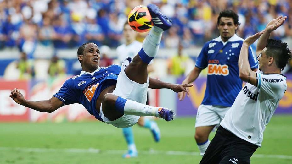 Borges faz belo gol na vitória do Cruzeiro sobre o Grêmio por 3 a 0, em partida válida pelo Campeonato Brasileiro 2013