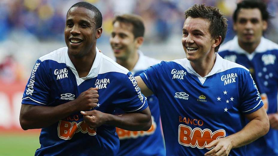 Jogadores comemoram gol de Borges na vitória do Cruzeiro sobre o Grêmio por 3 a 0, em partida válida pelo Campeonato Brasileiro 2013