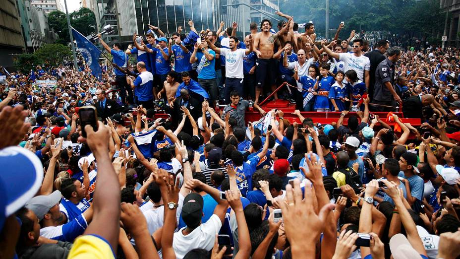 Jogadores do Cruzeiro comemoram com a torcida a conquista do Campeonato Brasileiro pelas ruas de Belo Horizonte
