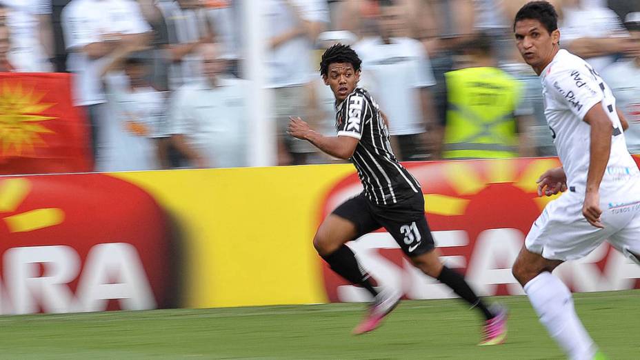 Romarinho e Durval disputam lance na final do Campeonato Paulista entre Santos e Corinthians na Vila Belmiro