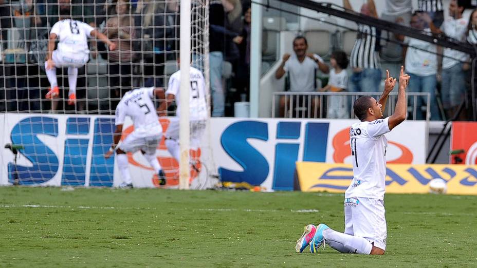 Jogadores do Santos comemoram o gol de Cícero que abriu o placar na final do Campeonato Paulista contra o Corinthians