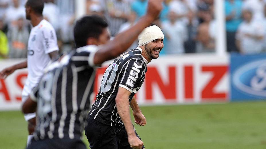 Danilo celebra o gol que deu o título do Campeonato Paulista ao Corinthians contra o Santos, na Vila Belmiro