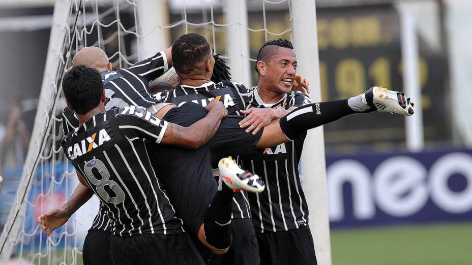 Jogadores do Corinthians comemoram o gol de empate marcado por Danilo na final do Campeonato Paulista contra o Santos