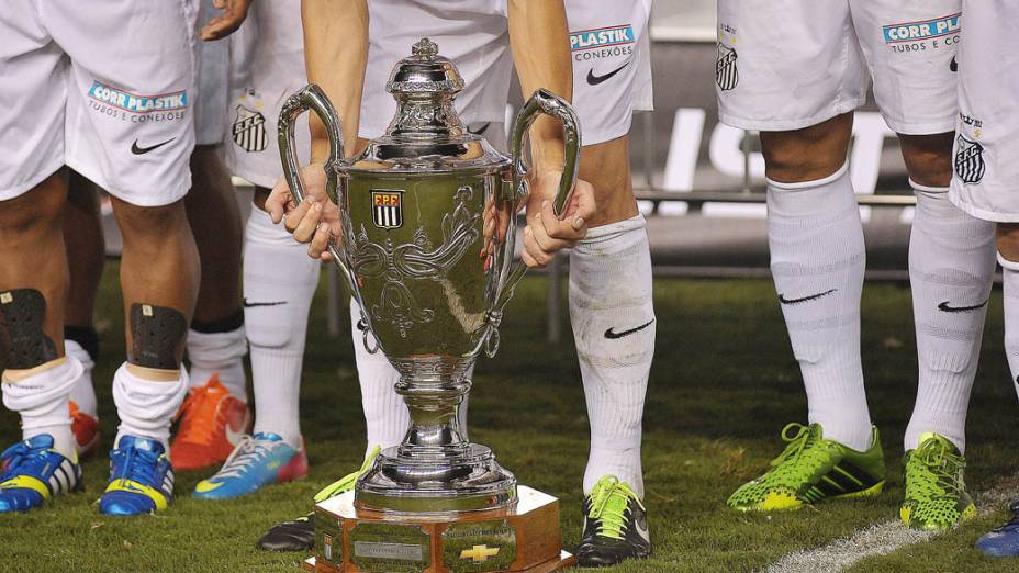 Jogadores santistas recebem a taça de vice-campeão paulista 2013