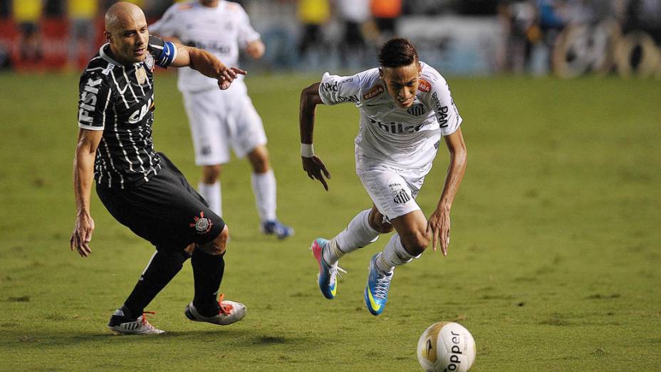 Neymar e Alessandro disputam lance na final do Campeonato Paulista entre Santos e Corinthians na Vila Belmiro