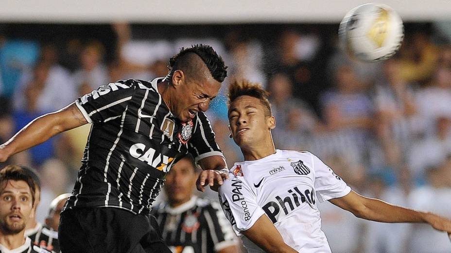 Ralf e Neymar disputam lance na final do Campeonato Paulista entre Santos e Corinthians na Vila Belmiro