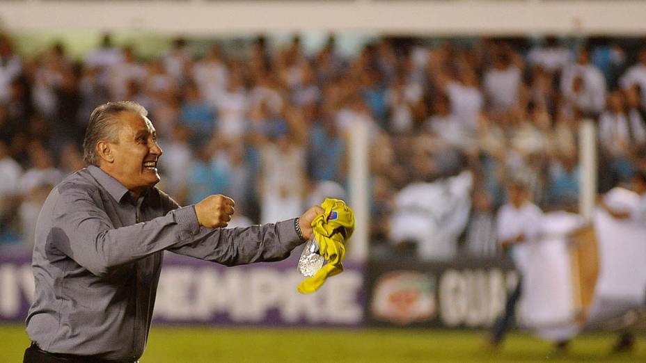 Tite comemora com a torcida o título do Campeonato Paulista conquistado pelo Corinthians sobre o Santos na Vila Belmiro