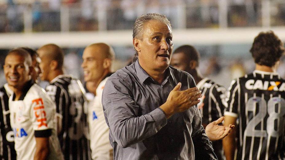 Tite comemora com a torcida o título do Campeonato Paulista conquistado pelo Corinthians sobre o Santos na Vila Belmiro